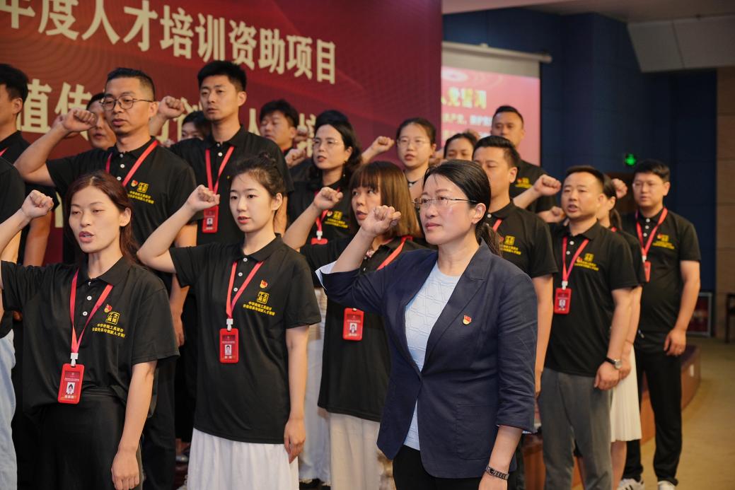 图11 艺术与设计公司党委书记吕楠带领党员学员重温入党誓词