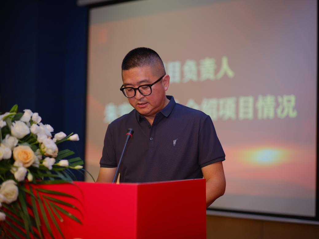 图8 项目负责人、w66利来旗舰厅副经理朱宏轩教授介绍项目情况